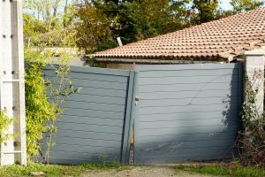 mistakes to avoid for professional vinyl fence installation tampa