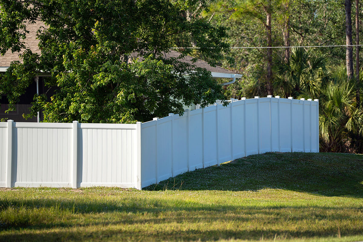 vinyl fence along property in valrico fl